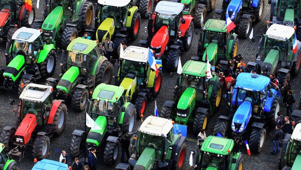 Европейские молочники в знак протеста ввели в Брюссель 800 тракторов
