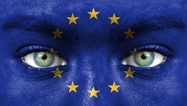 Лицо раскрашенное в цвета флага Евросоюза