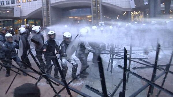 Фермеры облили молоком полицейских и здание Европарламента в Брюсселе