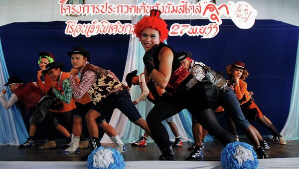 Танцевальный конкурс Gangnam Style среди заключенных следственного изолятора Бангкока