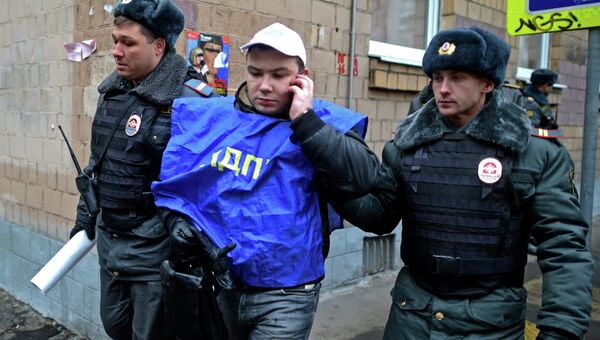 Сотрудники правоохранительных органов задерживают участника акции у Замоскворецкого суда