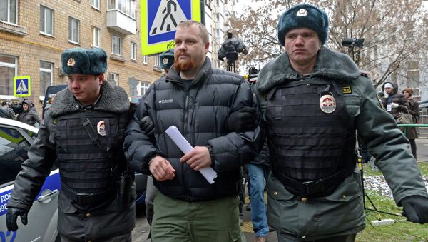Сотрудники правоохранительных органов задерживают Дмитрия Демушкина. Архив