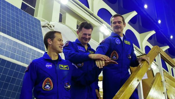 Члены основного экипажа: российский космонавт Роман Романенко, канадский астронавт Крис Хадфилд и американский астронавт Томас Машберн