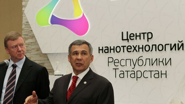 Глава Республики Татарстан Рустам Минниханов (справа), председатель правления ОАО Роснано Анатолий Чубайс
