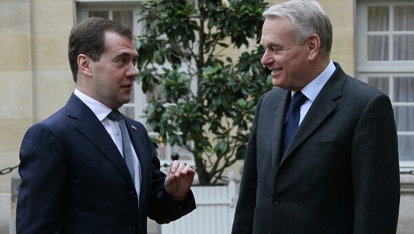 Председатель правительства РФ Дмитрий Медведев (слева) во время встречи с премьер-министром Франции Жан-Марком Эйро