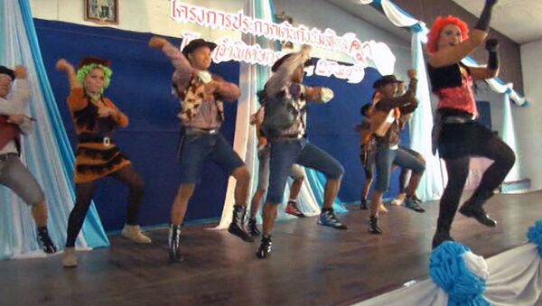Тюремный Gangnam Style – зэки в гриме и костюмах танцуют за корзину с едой