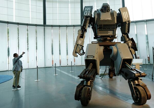 Боевой робот Kuratas на выставке в Токио, Япония