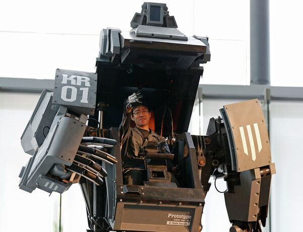 Эксперт показывает, как обращаться с боевым роботом Kuratas 