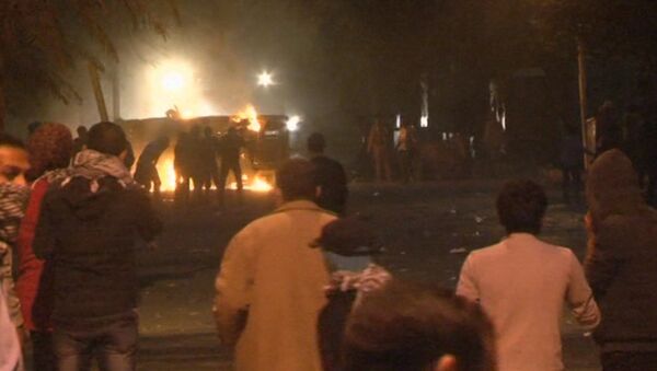 Тысячи египтян снова заполонили площадь Тахрир и жгут машины