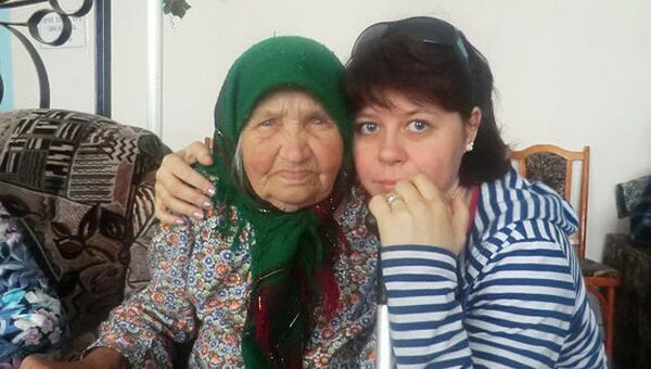 Волонтер фонда Старость в радость со своей подопечной бабушкой