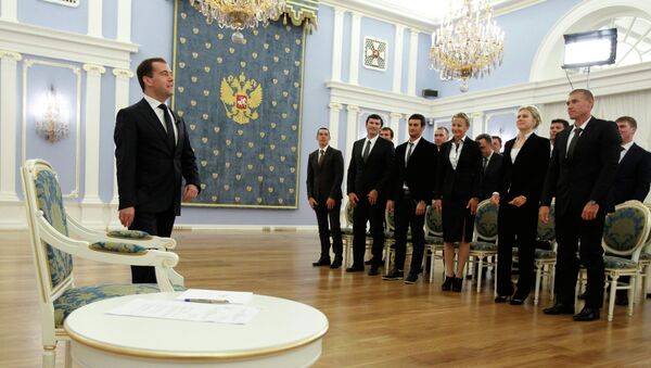 Дмитрий Медведев (слева) проводит встречу с представителями и спортсменами Всероссийской федерации гребли на байдарках и каноэ