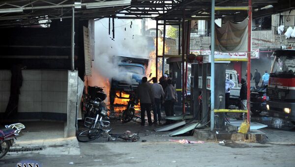 Жители Дамаска на месте взрыва в районе Джарамана