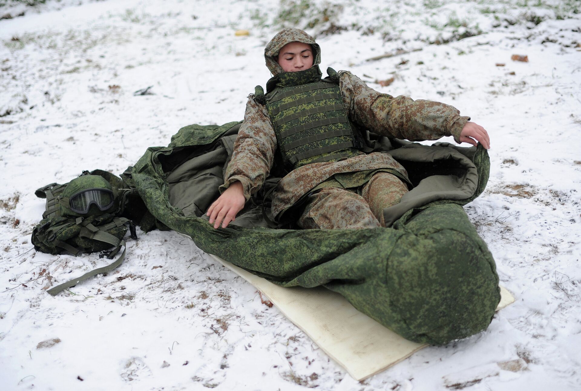 Спящий мешок. Спальный мешок Ратник армейский БТК. Военный спальный мешок Ратник. Спальный мешок армейский уставной БТК. Спальник мешок Ратник СПН.