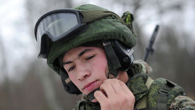 Новая боевая экипировка для военнослужащих сухопутных войск. Архивное фото