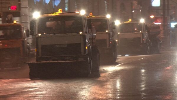 Колонны снегоуборочных машин чистят дороги всю ночь напролет в Москве