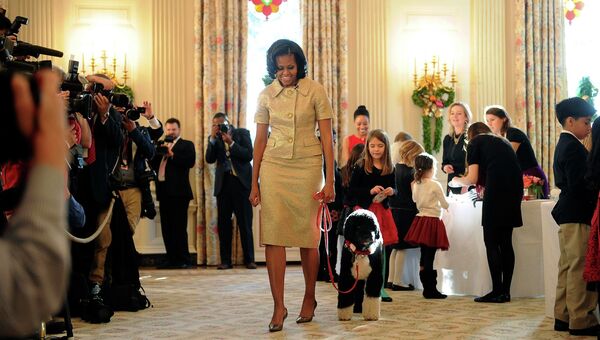 Мишель Обама и пес Бо во время экскурсии по Белому дому