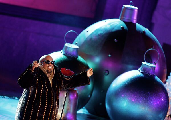Выступление рэпера Си Ло Грина перед церемонией зажжения рождественской елки на Рокфеллер-плаза в Нью-Йорке 