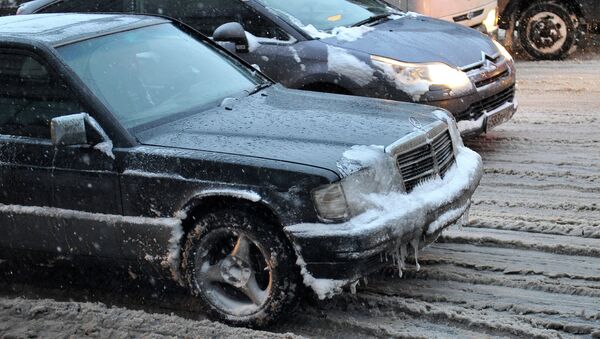 Автомобили едут по Новоясеневскому проспекту во время снегопада
