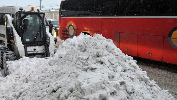 Уборка снега около станции метро Теплый стан