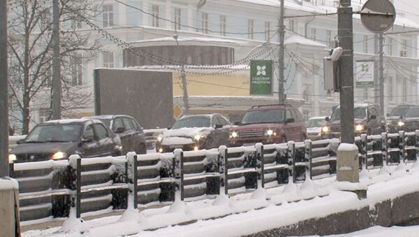 Снежный паралич на дорогах Москвы — водители и коммунальщики винят друг друга