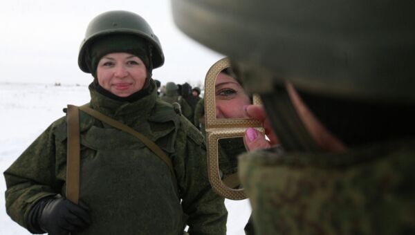 Во время прохождения программы интенсивной подготовки военнослужащих по контракту среди женщин. Архив