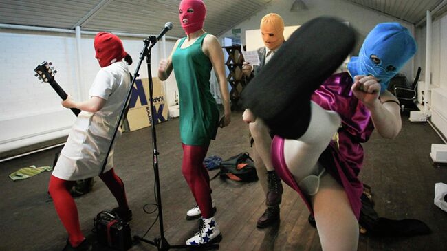 Кадр из российско-британского фильма Pussy Riot - A Punk Prayer Кадр из российско-британского фильма Pussy Riot - A Punk Prayer