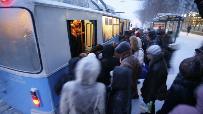 На остановке общественного транспорта