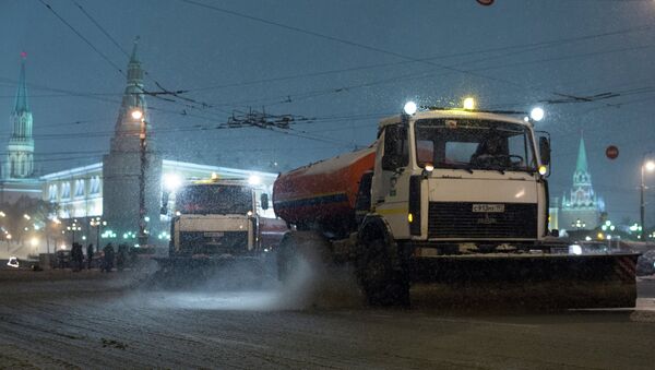 Автомобили коммунальной службы убирают снег в Москве. Архив