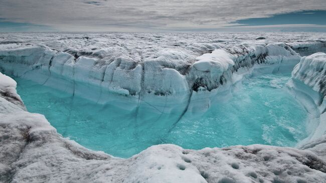 Поток талой воды на поверхности ледника в Гренландии. Архивное фото