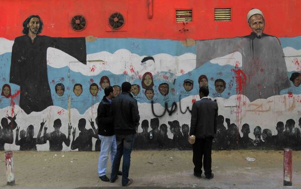 Фрески с лицами убитых демонстрантов на улице Мухаммед Махмуд в Каире