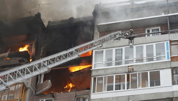 Пожарные работают на месте взрыва в жилом доме в Томске