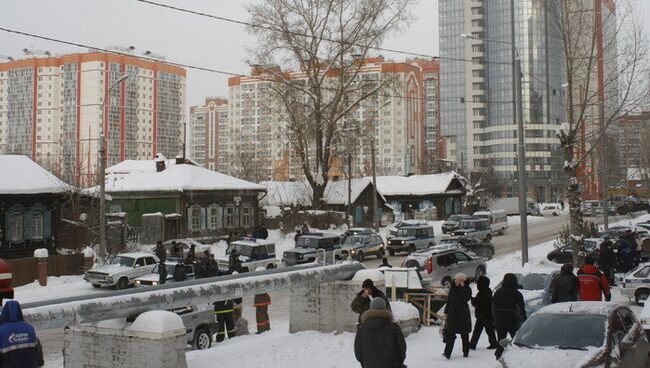 Полиция и пожарные на месте взрыва в жилом доме в Томске