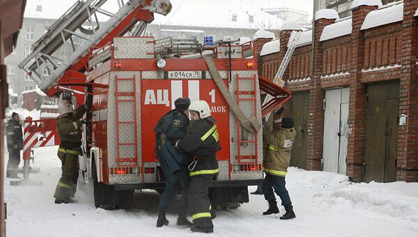 Пожарные на месте взрыва в жилом доме в Томске