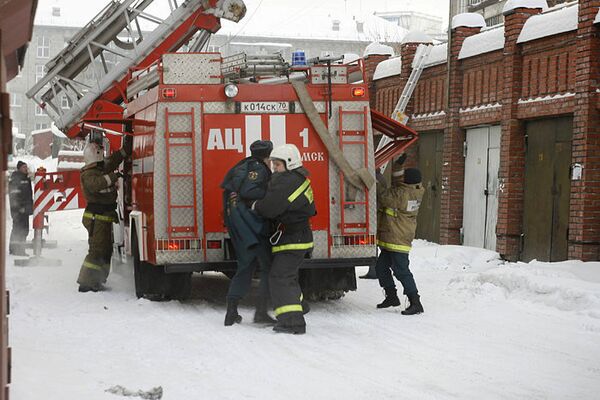 Пожарные на месте взрыва в жилом доме в Томске