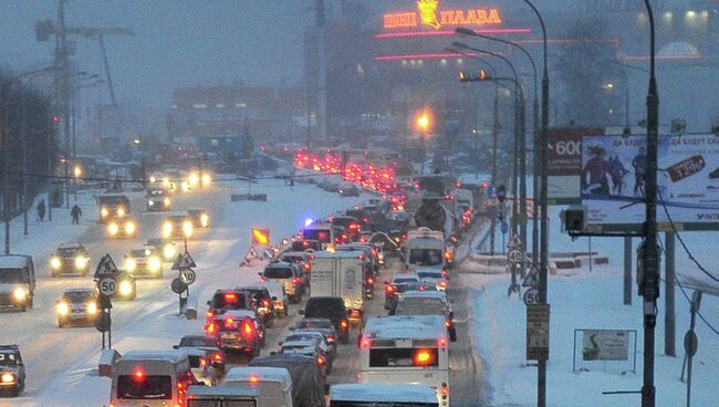 Автомобильное движение на улице Профсоюзная в Москве. Архивное фото