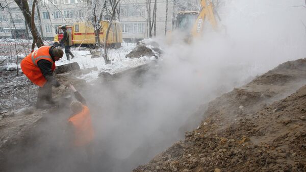 Прорыв трубы горячего водоснабжения в Санкт-Петербурге. Архивное фото