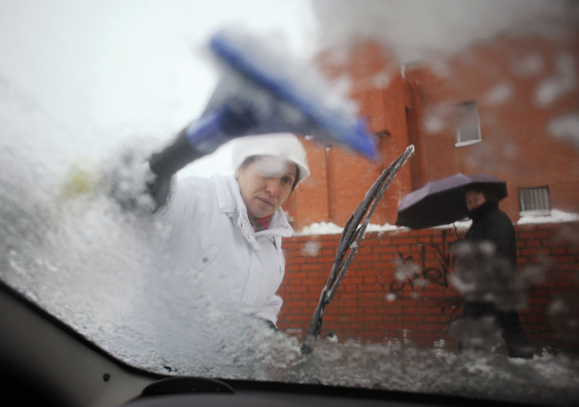 Автоэксперт Рузанов: стекла изнутри авто замерзают из-за разницы температур