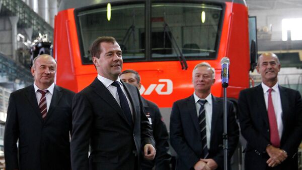 Дмитрий Медведев (на первом плане) на торжественной церемонии передачи РЖД пассажирского электровоза ЭП20