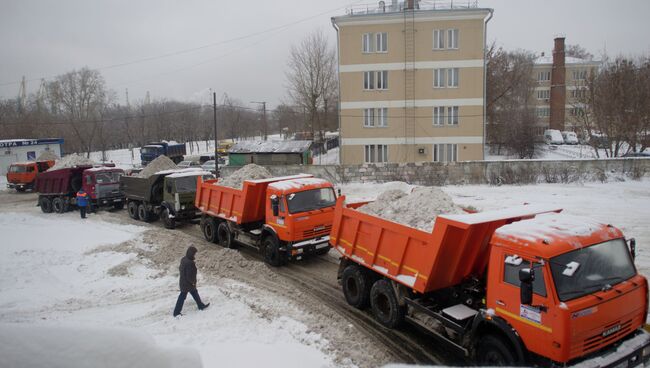 Работа снегоплавильного пункта в Москве. Архив