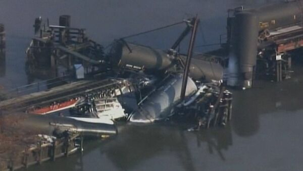 Вагоны поезда с химикатами упали в реку с разломившегося моста