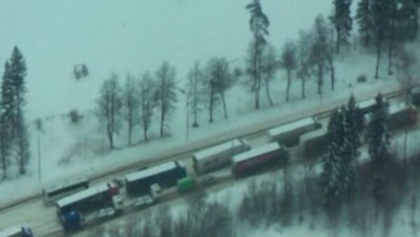 Многокилометровая пробка на трассе Россия под Тверью. Съемка с вертолета