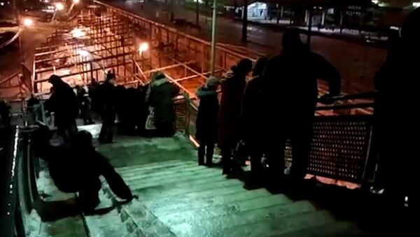 Люди спускались с моста гуськом и падали после ледяного дождя в Подмосковье