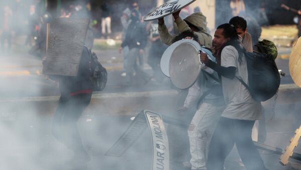 Участники акции протеста в Мехико в день инаугурации Энрике Пеньи Ньето