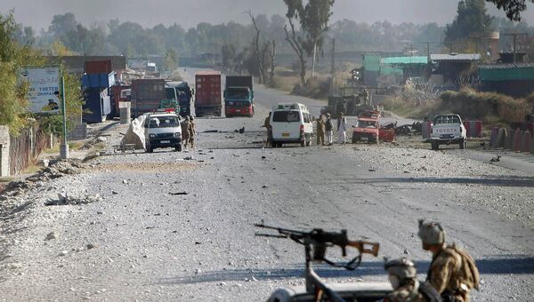 Афганские военные на месте нападения боевиков на американскую военную базу в городе Джалалабад