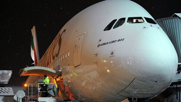 Пассажирский лайнер Airbus A380 авиакомпании Emirates на взлетно-посадочной полосе аэропорта Домодедово. Архивное фото