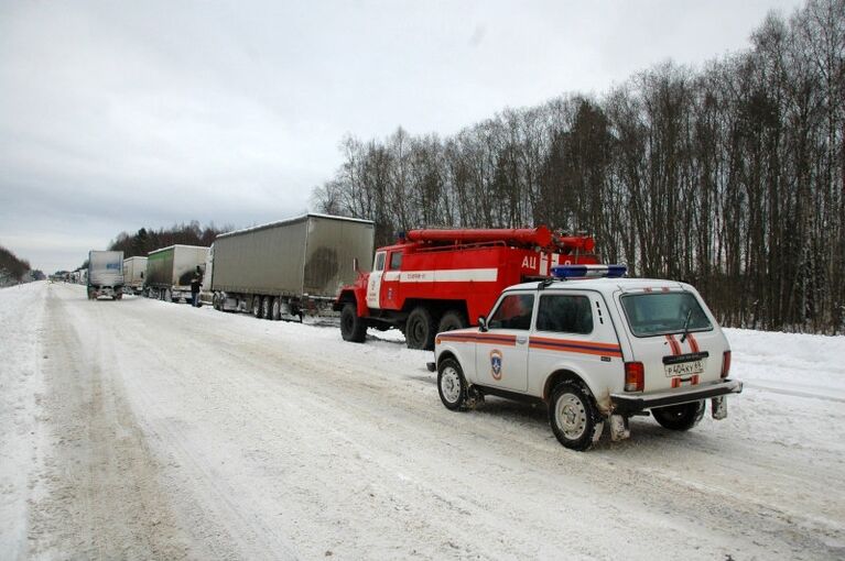 Движение по трассе М10 под Тверью было парализовано из-за обильных снегопадов