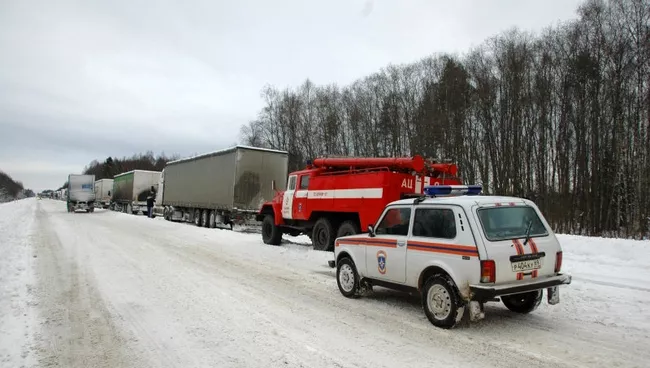 Движение по трассе М10 под Тверью было парализовано прошлой зимой из-за обильных снегопадов