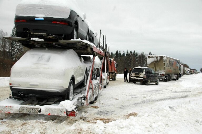 Движение по трассе М10 под Тверью было парализовано из-за обильных снегопадов