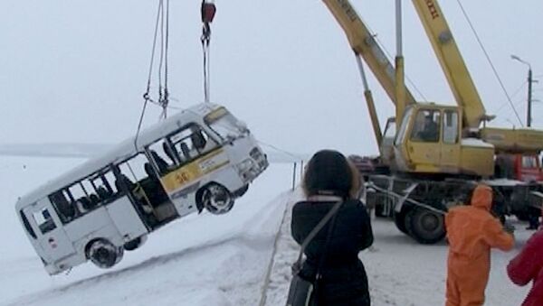 Провалившийся под лед микроавтобус достают из водохранилища автокраном