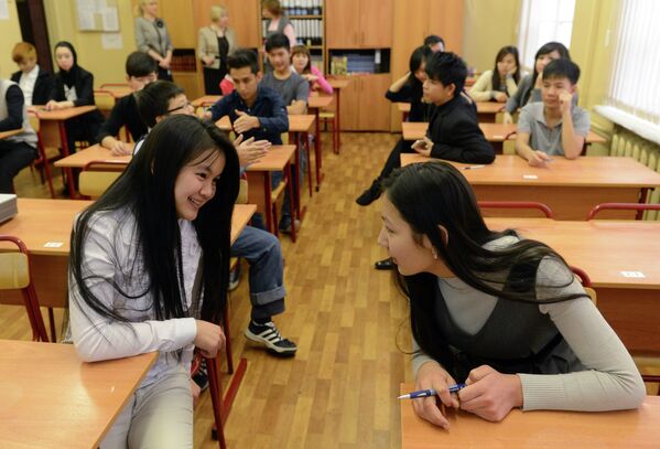 Учащиеся вечерней школы № 90 во время урока русского языка